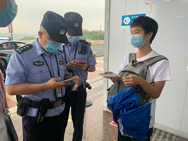 安檢站查獲一旅客冒用他人健康碼、核酸證明副本.jpg