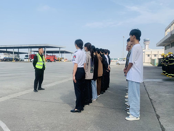 綿陽機(jī)場安檢站對閬中機(jī)場、民航校  實習(xí)生開展軍訓(xùn).png