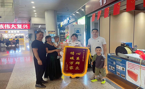 心系群眾，情暖萬家—— 綿陽機(jī)場安檢站暖心服務(wù)獲錦旗.png